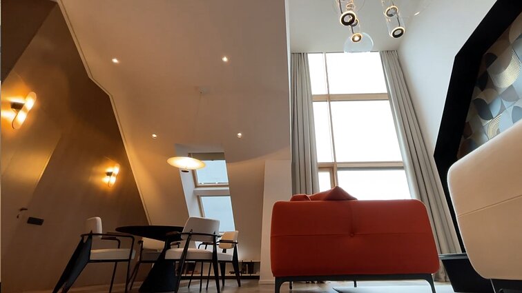 Penthouse`o stiliaus apartamentuose su vaizdu į Aušros vartus – 5 m aukščio lubos ir vitrininis langas