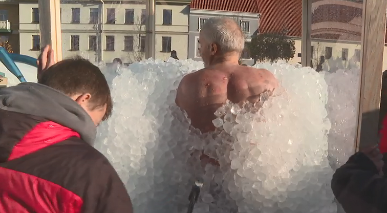 Valerijanas Romanovskis spent over three hours buried in ice cubes Valerijanas Romanovskis spent over three hours buried in ice cubes