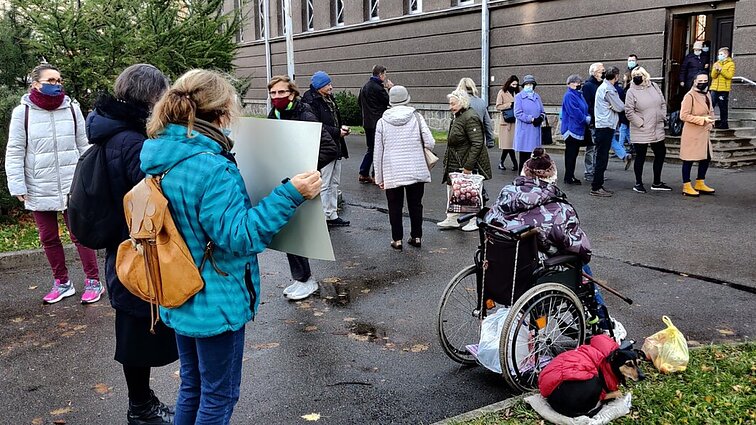 Žinios. Klaipėdoje gyventojai buvo pakviesti skiepytis bažnyčios patalpose, šalia nusidriekusios eilės – protestas