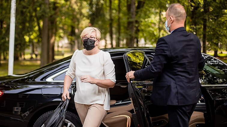 Panorama. Valdžia ragina rinktis mažiau taršius automobilius, bet pavyzdžio nerodo: premjerė sako, kad reikia laiko