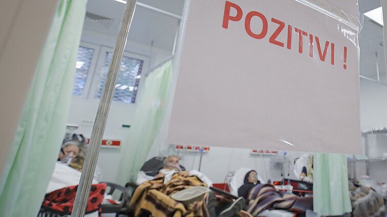 Kol Rytų Europa nesiskiepija ir serga COVID-19, Vakarai džiaugiasi laisvėmis: stebėtojai įžvelgia, kas tą lemia