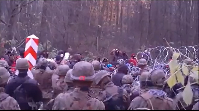 Po susirėmimų pasienyje su neteisėtais migrantais Lenkija planuoja ženkliai stiprinti kariuomenę