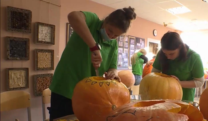 Joniškis ruošiasi šviesos šventei: vietoj Heloviną primenančių moliūgų veidų – baltiški raštai