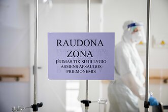 Alytaus ligoninės COVID-19 skyrius. Prieš įeidami čia medikai įdėmiai apsirengia specialius apsauginius kostiumus Alytaus ligoninės COVID-19 skyrius. Prieš įeidami čia medikai įdėmiai apsirengia specialius apsauginius kostiumus