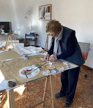 Giovanna Pignatelli-Lozoraitis savo studijoje restauruoja 1929 metų Lietuvos kelių žemėlapį iš Lozoraičių rinkinio. 2020 m. sausio 2 d.  