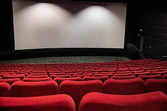 Kino vakarams – Pierre`o Cardino biografija, mistinė berniuko paslaptis ir juosta apie vaikų ateities draugus