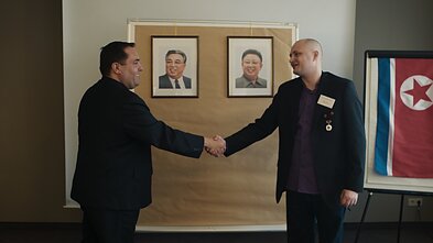 Madso Brueggerio dokumentinis filmas „Šnipas Šiaurės Korėjoje“. Alejandro Cao de Benosas, Ulrichas Larsenas