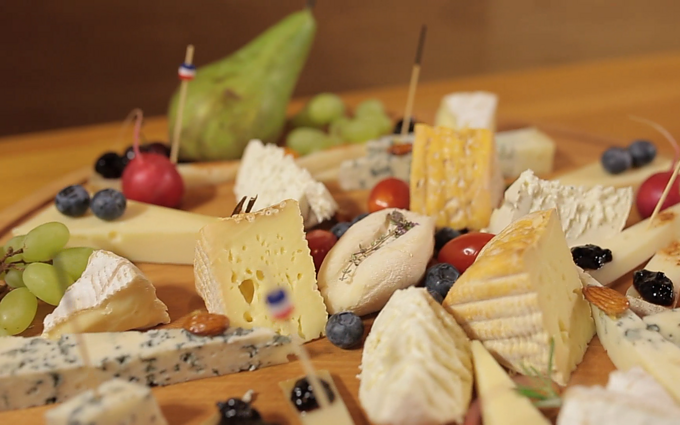 Sūrių parduotuvę Kaune įkūrę Lietuvė ir prancūzas: pamirškite viską, ką žinote apie sūrį, ir tiesiog ragaukite