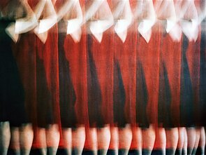 Tania Serket. ANT JUODOS SIENOS