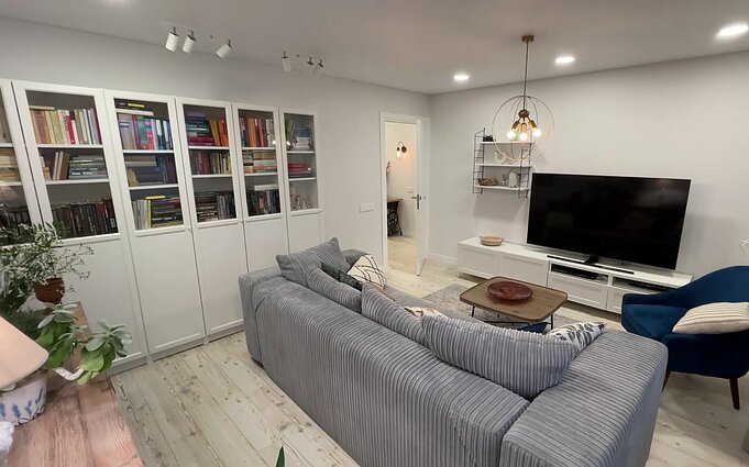 Pilko betono sovietinio būstas prikeltas naujam gyvenimui: skirtingų stilių elementai sudėti į vieną visumą