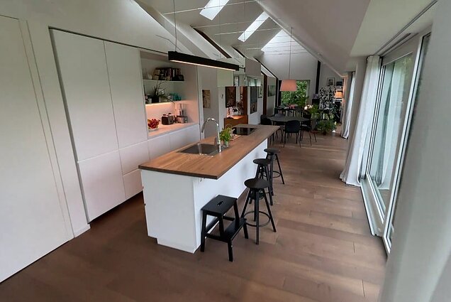 Namas prie geležinkelio: namo name efektas ir dideli vitrininiai langai, leidžiantys stebėti aplinką