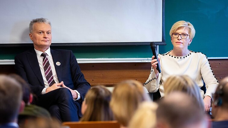 Panorama. Seimas žengė pirmą žingsnį prezidento veto atmetimui, o premjerė įgėlė prezidentūrai: jie nutarė stabdyti skiepijimo progresą
