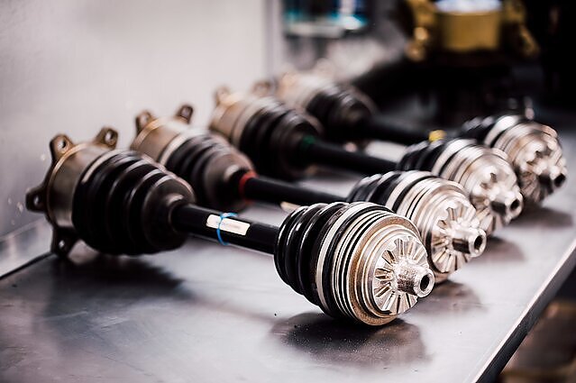 Detalė, apsauganti nuo „amerikietiškų kalnelių“: kokie požymiai išduoda sugedusius amortizatorius?