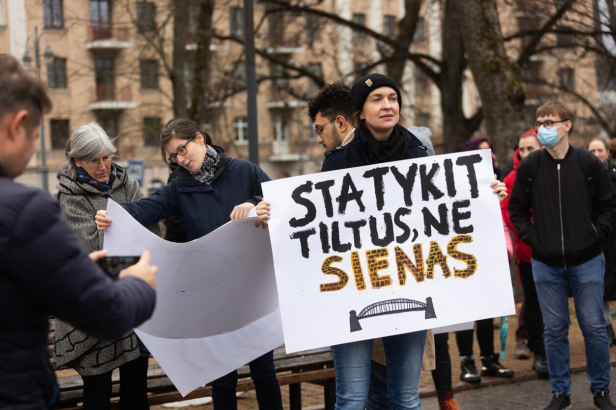 Vinco Kudirkos aikštėje vyko akcija Prieglobsčio prašymas nėra nusikaltimas Vinco Kudirkos aikštėje vyko akcija Prieglobsčio prašymas nėra nusikaltimas
