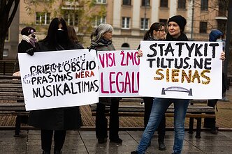 Vinco Kudirkos aikštėje vyko akcija Prieglobsčio prašymas nėra nusikaltimas Vinco Kudirkos aikštėje vyko akcija Prieglobsčio prašymas nėra nusikaltimas