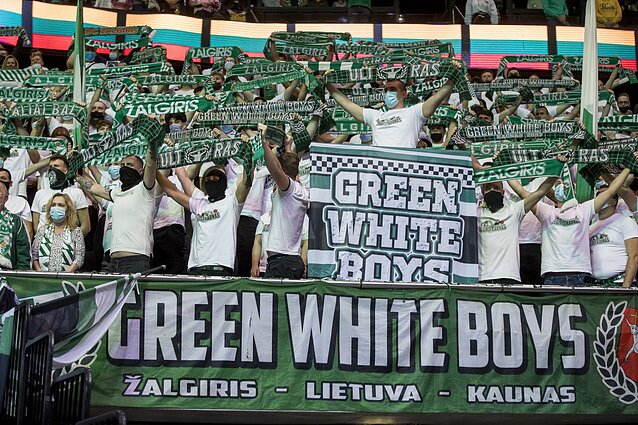 Po pralaimėjimo „Rytui“ – karštas „Žalgirio“ žaidėjų ir sirgalių pokalbis už aikštės