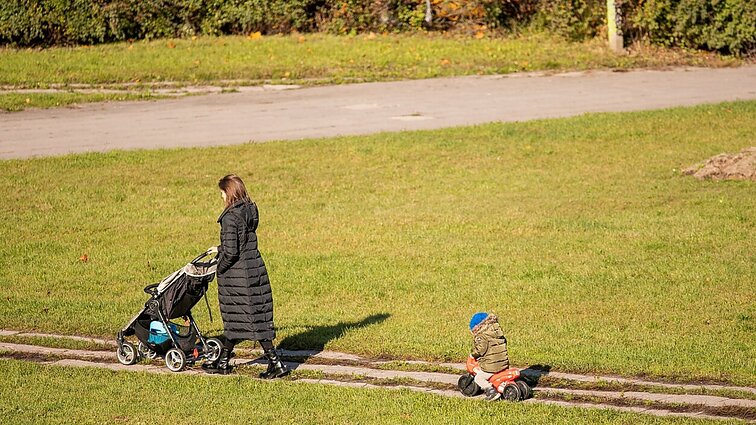 „Apie ką tyli dirbančios mamos?“: 7 iš 10 moterų jaučiasi kaltos derindamos darbą ir vaikų priežiūrą