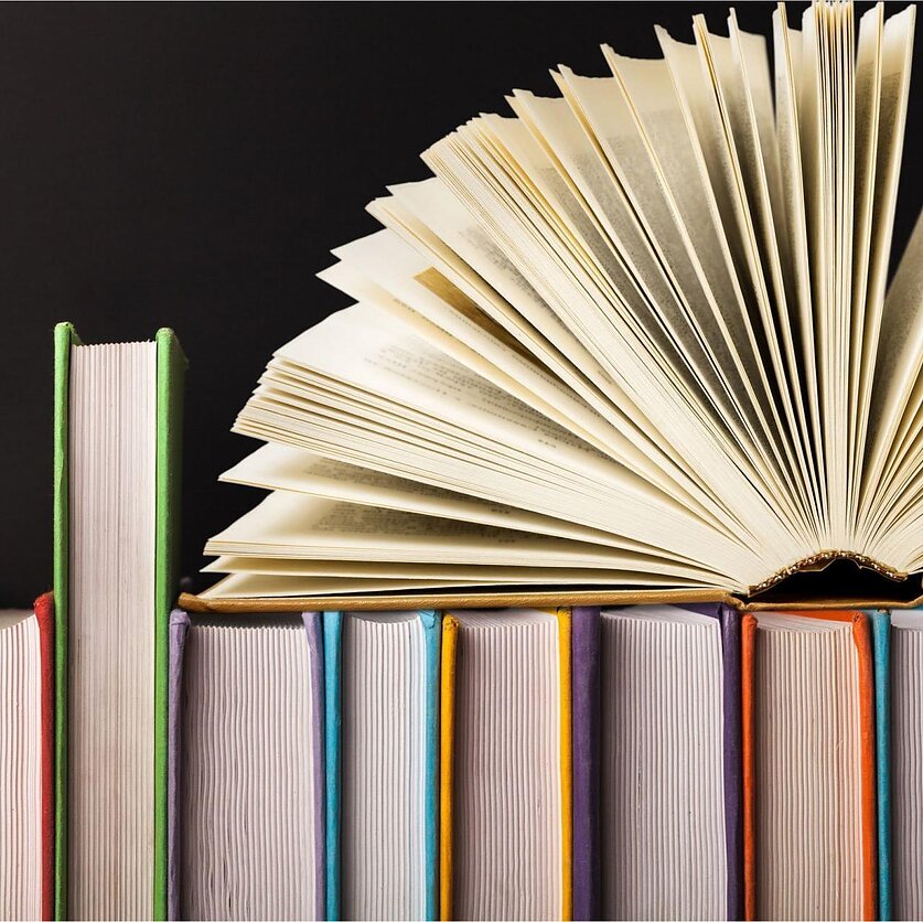 Pakeliui su klasika. Kokia lietuvių literatūros programos ateitis? Apie atmintį –  filmo „Babij jar“ režisierius Sergejus Loznitsa. Rubrikoje „Be kaukių“ – mokslininkė Eglė Kačkutė-Hagan. 