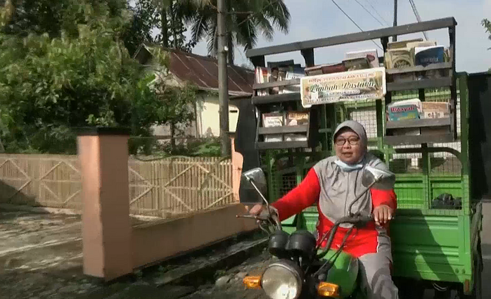 Indonezijoje bibliotekos įkūrėja knygas iškeičia į šiukšles: per savaitę taip jų surenka bent 100 kg