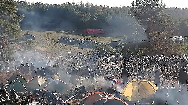 Situacija prie Lenkijos pasienio nerimsta – pasirodo migrantų žinutės apie „didįjį sienos šturmą“