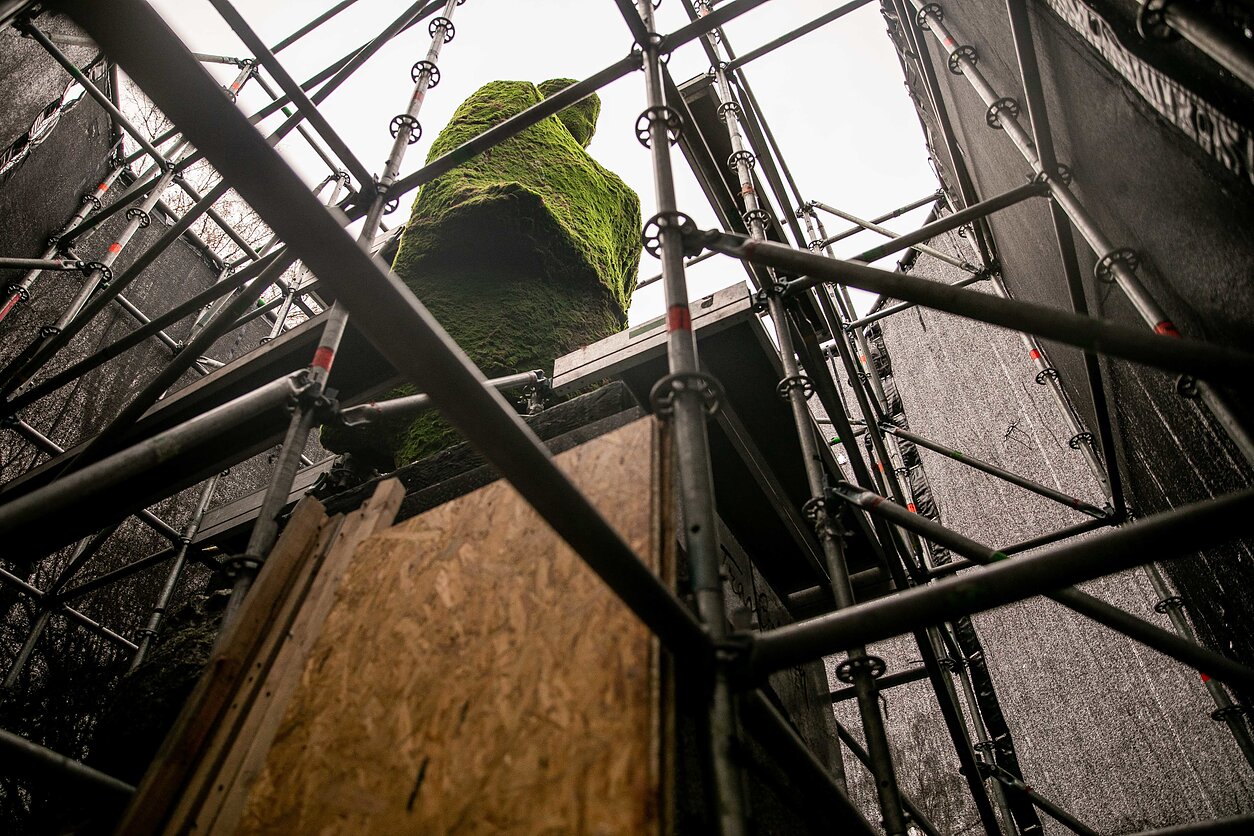 Samanos instaliuojamos ant Cvirkos paminklo