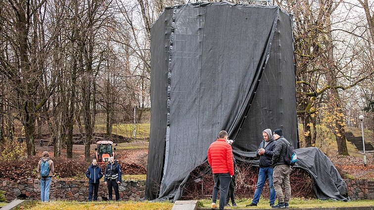 Projektas „Nepamiršime nebeprisiminti“ Cvirkos skvere: nuspręsta demontuoti, tačiau to padaryti nepavyksta