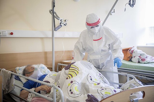 Medikai sunerimę dėl bandymų specialiai užsikrėsti koronavirusu: tai gali kainuoti gyvybę