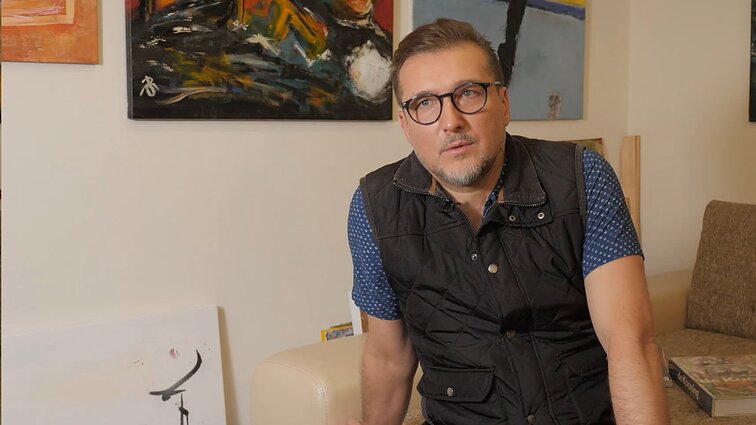 Po 30-metų sceną palikęs „DiArchy“ iliuzionistas Arvydas pasinėrė į tapybą: darbuose magijos netruksta