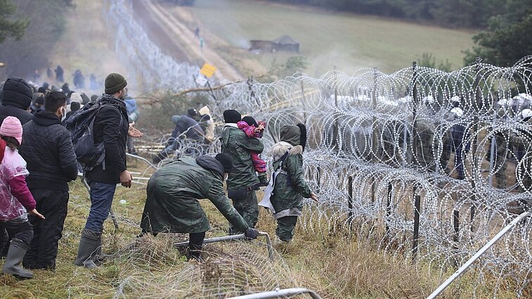 Panorama. Galimas dar vienas šturmas: skelbiama, kad Lenkijos sienos link traukia didelė migrantų grupė
