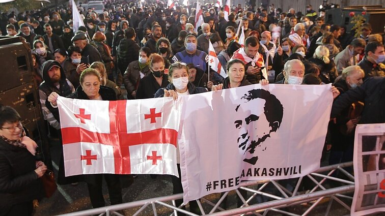 Tūkstančiai žmonių Sakartvele reiškia paramą Saakašviliui, bet jo sugrįžimo nori tikrai ne visi