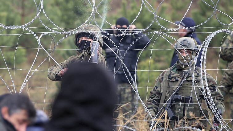 Baltarusija migrantus ginkluoja ir ašarinėmis dujomis, o šturmuoti sieną padeda ir patys ardydami tvorą