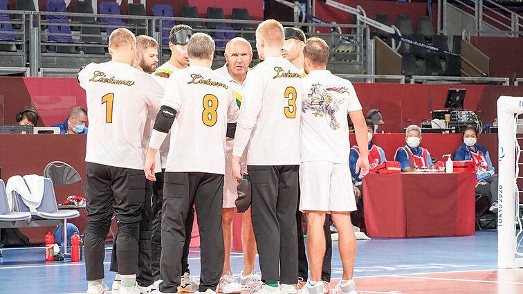 Sportas. Orai. Golbolo rinktinės iškovota taurė sugrįžo palūžusi – įtartina pasirodė oro uoste (su vertimu į gestų k.)