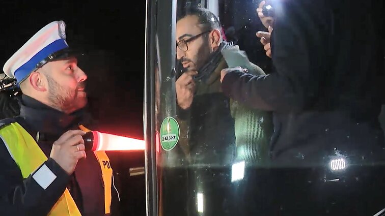 LRT žurnalistai nufilmavo momentus, kai Lenkijos kariai neleido Vokietijos NVO autobuso į pasienį