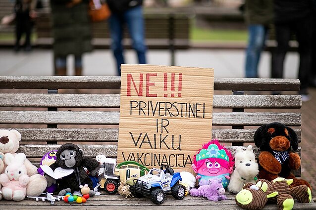Žinios. Kelios dešimtys susirinko į protestą prie Vyriausybės prieš GP vaikams nuo 12 metų