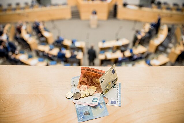 Žinios. Seime – siūlymas 100 eurų už skiepą skirti ir jaunesniems nei sulaukusiems 75-erių asmenims
