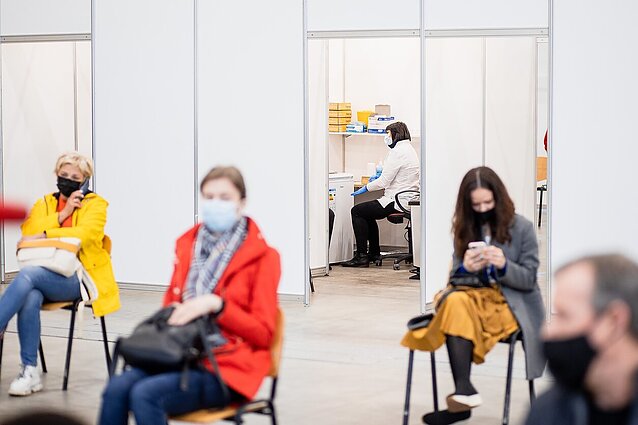 „Litexpo“ skiepijimo centre didesni srautai juntami jau ne pirmą savaitę: koordinatoriai prašo registruotis iš anksto