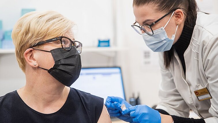 Šimonytė pasiskiepijo stiprinamąja vakcinos nuo COVID-19 doze: pasinaudojau šia galimybe ir dėl savo saugumo