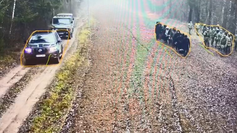 Pasieniečiai nufilmavo, kaip Baltarusijos pareigūnai lydi migrantų grupę palei Lietuvos sieną