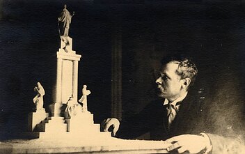 Vincas Grybas prie paminklo Motiejui Valančiui projekto Vincas Grybas prie paminklo Motiejui Valančiui projekto