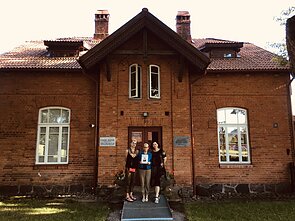 Lina Itagaki, Saulė Mažeikaitė-Teiberė, Rasa Grybaitė prie Vinco Grybo muziejaus