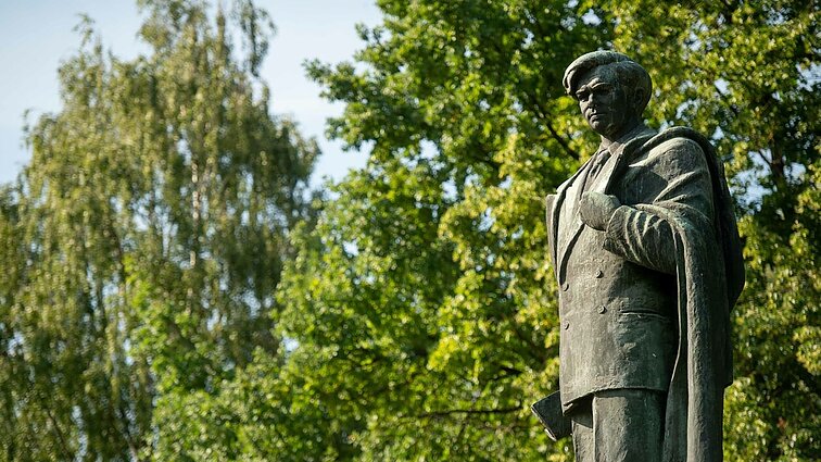 Žinios. Vilniuje nukeliamas Cvirkos paminklas: teritorija aptverta ir dėl saugumo, ir dėl galimo protesto