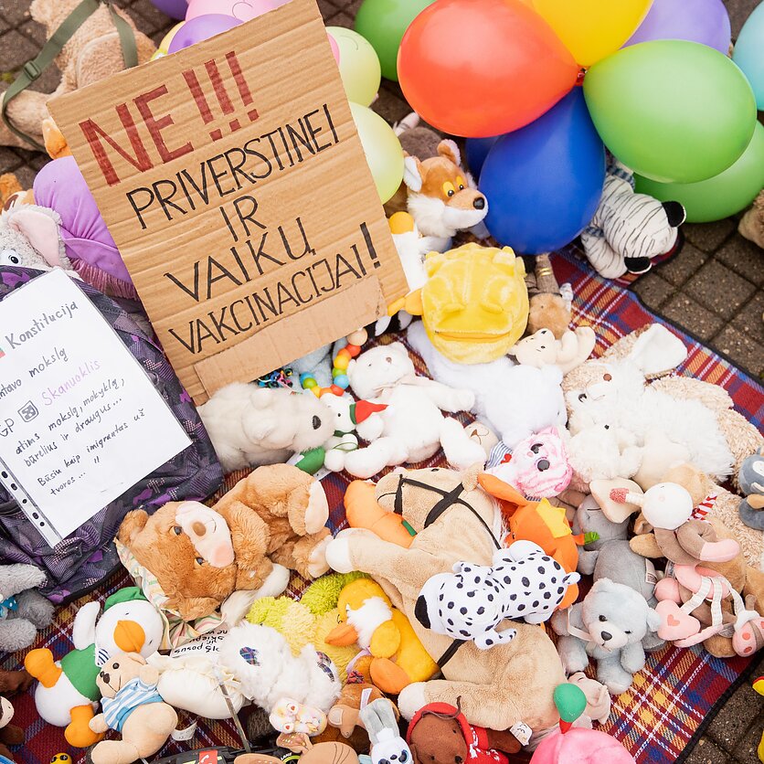 J. Stacevičiaus / LRT nuotr., Prie prezidentūros – mamų protestas prieš galimybių pasą vaikams nuo 12-os metų