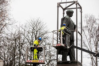 Vilniuje nukeliamas Petro Cvirkos paminklas Vilniuje nukeliamas Petro Cvirkos paminklas