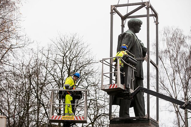 Vilniuje nukeliamas Petro Cvirkos paminklas Vilniuje nukeliamas Petro Cvirkos paminklas