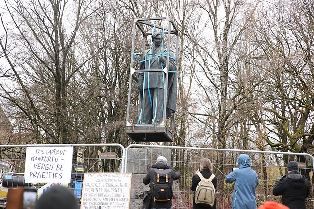 Monument to Soviet writer Cvirka removed in Vilnius