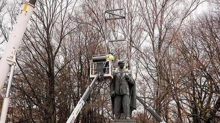 Paskutinės valandos suskaičiuotos: Vilniuje bus nukeliamas Petro Cvirkos paminklas