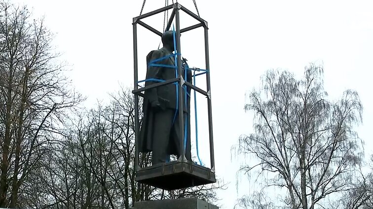 62 metus stovėjęs sovietinio veikėjo ir rašytojo Petro Cvirkos paminklas – nukeltas