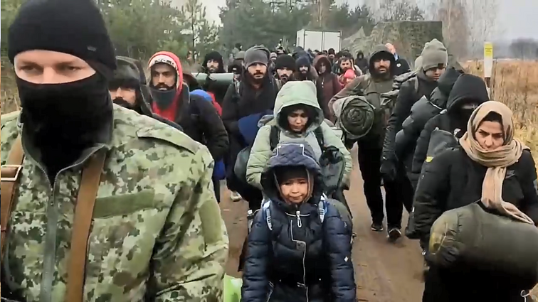 Migrantai iš Baltarusijos-Lenkijos pasienio pasitraukė: dalis į logistikos centrą, kiti – į oro uostą