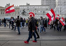 Austrijoje tūkstančiai žmonių protestuoja prieš COVID-19 suvaržymus Austrijoje tūkstančiai žmonių protestuoja prieš COVID-19 suvaržymus
