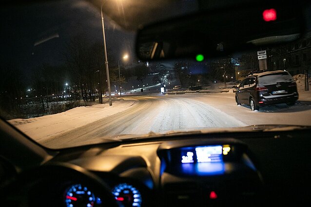 Vairavimo mokytojas apie ekstremalias vairavimo sąlygas: pagrindinė automobilio slydimo priežastis nėra slidus kelias